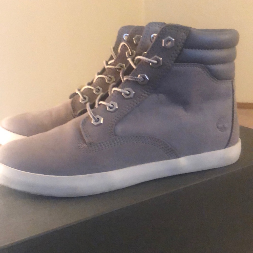 Women’s gray leather Timberland boots